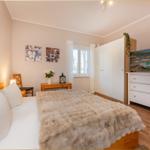 Schlafzimmer mit Bett, Kleiderschrank und Fernseher
