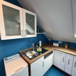 Küche mit Waschmaschine, Spüle und Fenster