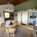 Essbereich mit Tisch, Stühlen und Deckenventilator. Küche und Schlafzimmer im Hintergrund.