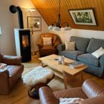 Das Wohnzimmer mit gemütlichem Holzofen