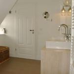 Badezimmer mit Waschbecken, Spiegel und Heizkörper