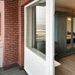 Rotes Ziegelhaus mit Blick aufs Meer. Blick in Schlafzimmer mit großer Garderobe.