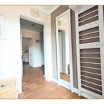 Eingangsbereich mit Flur, Spiegel und Garderobe. Terrakottaboden und Wanddekoration.