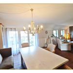 Wohn- und Essbereich mit Esstisch, Sofa und Fernseher.