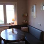 Runde Tisch mit Sitzbank, Fenster und Wandbild