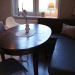 Runde Tisch mit Stühlen und Sofa an Fenster