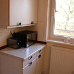 Küche mit Mikrowelle, Toaster und Fenster