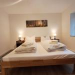 Schlafzimmer mit Doppelbett, Nachttischen und Fensterblick.