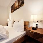 Schlafzimmer mit Bett, Nachttisch und Wandbild