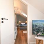 Schlafzimmer mit Dachschrägen und TV mit Stadtansicht