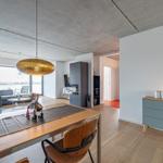 Moderne Küche mit Essbereich und Blick auf Balkon