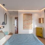Schlafzimmer mit Bett, Kleiderständer und Fenster