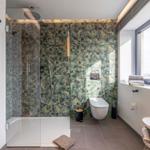 Bad mit Dusche, Toilette und Fenster mit Blick.