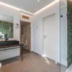 Bad mit Dusche, Waschbecken und Sauna