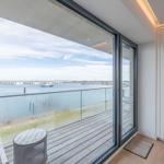 Terrasse mit Blick auf Wasser und Boote