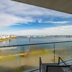 Terrasse mit Blick auf Hafen und Wasser.