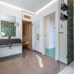 Bad mit Dusche, Waschbecken und Sauna
