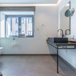 Badezimmer mit Dusche, Waschbecken und Fenster