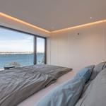 Schlafzimmer mit Blick auf Hafen und Wasser