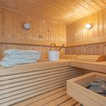Sauna mit Holzbank, Handtuch und Steinmulde
