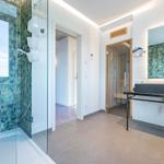 Bad mit Dusche, Waschtisch und Sauna