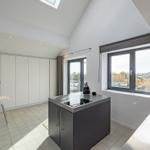 Moderne Küche mit Essbereich, Fenster und Dachfenster. Hochwertige Einrichtung.