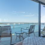 Terrasse mit Blick auf Wasser und Bootshäuser