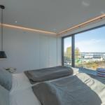Schlafzimmer mit Blick auf Balkon und See