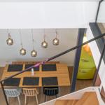 Essbereich mit Tisch, Stühlen und hängenden Lampen