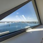 Blick aus dem Schlafzimmer auf den Hafen mit Booten und Wasser.