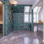 Dusche mit Pflanzenwand, Sauna und Waschtisch mit Fenster