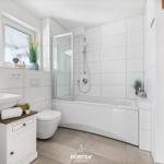 Badezimmer mit Dusche, Badewanne und Waschbecken.