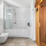Bad mit Dusche, Badewanne und Sauna.