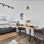 Schlafzimmer mit Doppelbett, Esstisch und Fenster
