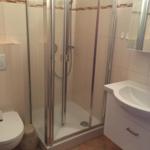 Bad mit Dusche, Waschbecken und Toilette