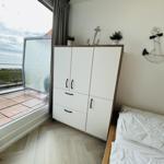 Schlafzimmer mit Blick auf die Terrasse und das Meer.