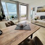 Wohnbereich mit Essplatz und Meerblick durch große Fenster