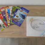 Tisch mit Broschüren und Gästebuch mit Meeresmotiven