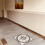Flur mit Mosaikkompass und Wandbild von Strand