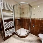 Bad mit Duschkabine, Heizung und Toilette