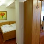 Zugang zur Schlafnische mit Doppelbett