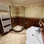 Bad mit Dusche, Waschbecken und Heizkörper