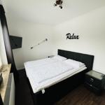 Schlafzimmer mit Doppelbett, Wanddekoration und Fenster
