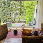 Esstisch/Ausblick auf die Terrasse und Garten