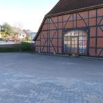 Fassade eines Backsteinhauses mit Fachwerk und Bogenfenster