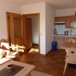 Wohn- und Essbereich mit Küche und Holzmöbeln