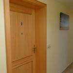 Flur mit Tür Nummer 2 und Wandbild