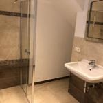 Badezimmer mit Dusche und Waschbecken