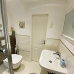 Badezimmer mit Dusche, Toilette und Waschbecken