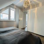 Schlafzimmer mit Dachschräge, Fenster und Kleiderschrank